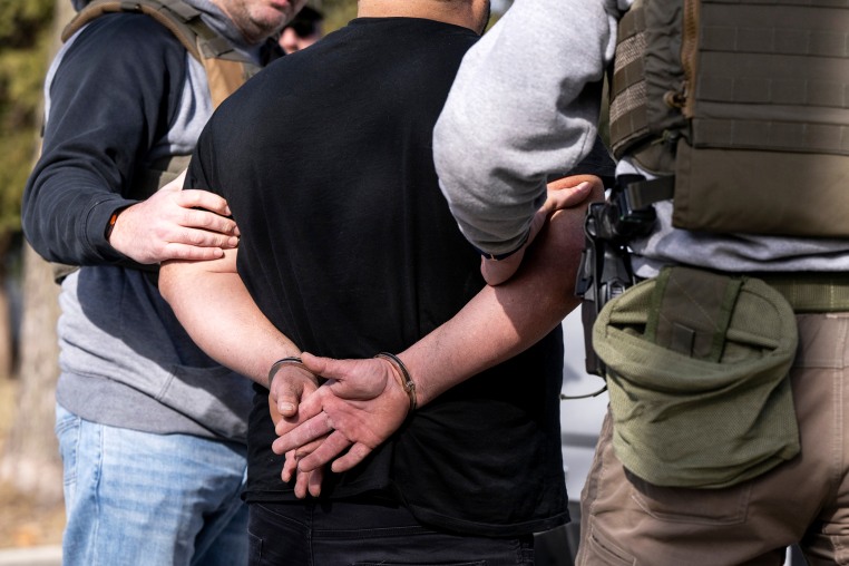 ICE Agents Carry Out Raid On Undocumented Immigrants In Chicago arrest detain